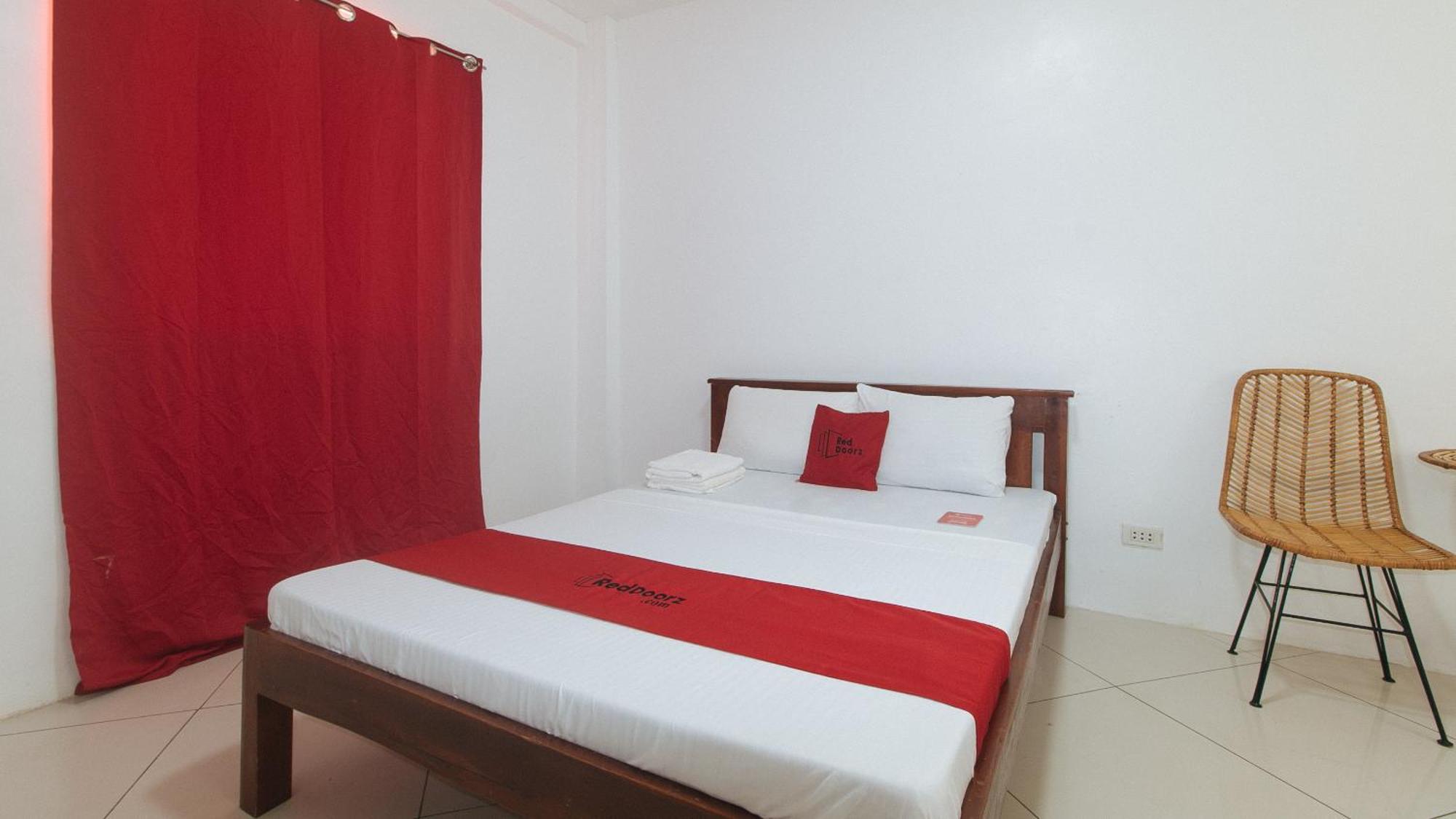 Reddoorz At Fat J Apartelle Mactan Cebu Exterior photo