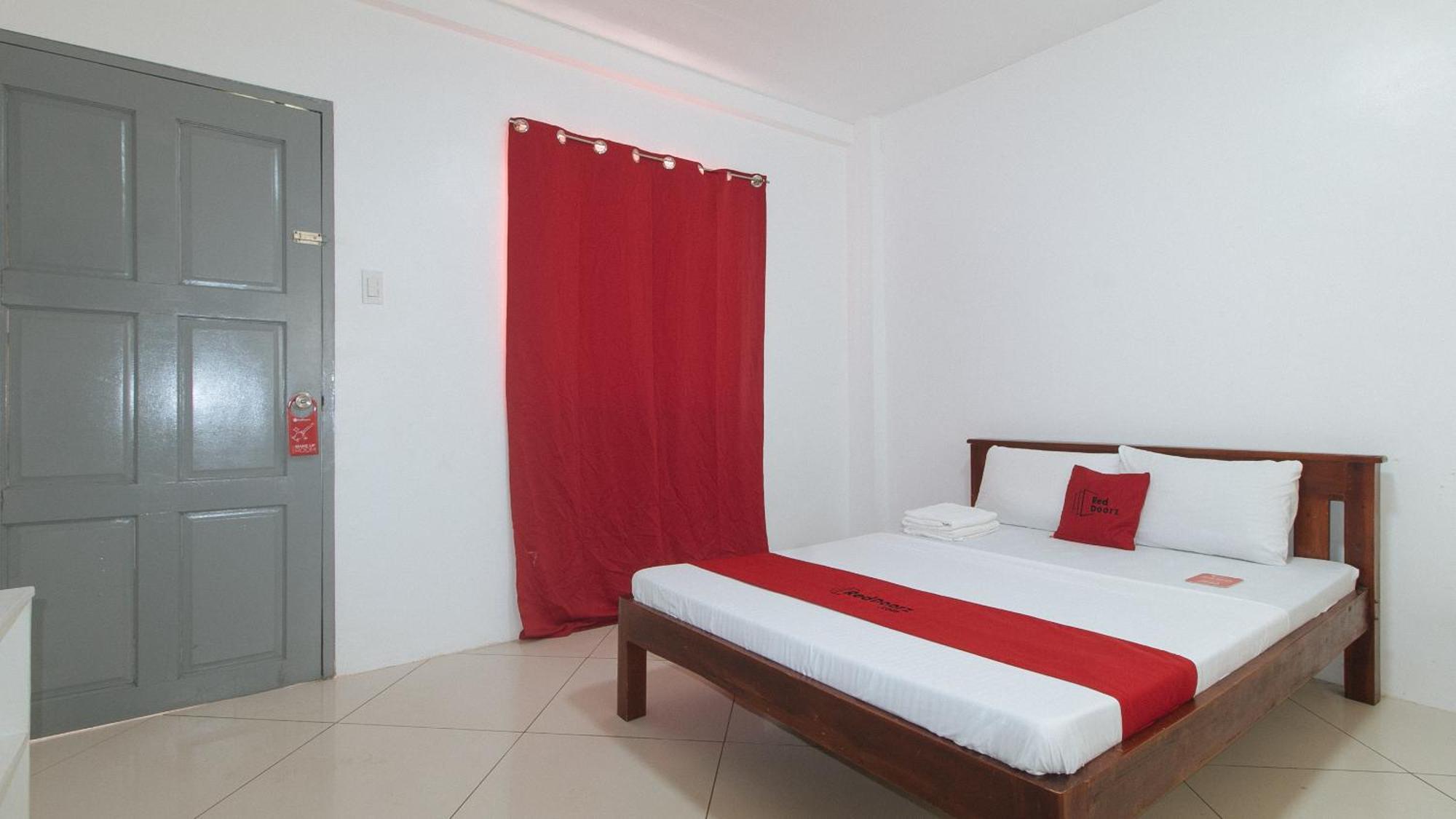 Reddoorz At Fat J Apartelle Mactan Cebu Exterior photo