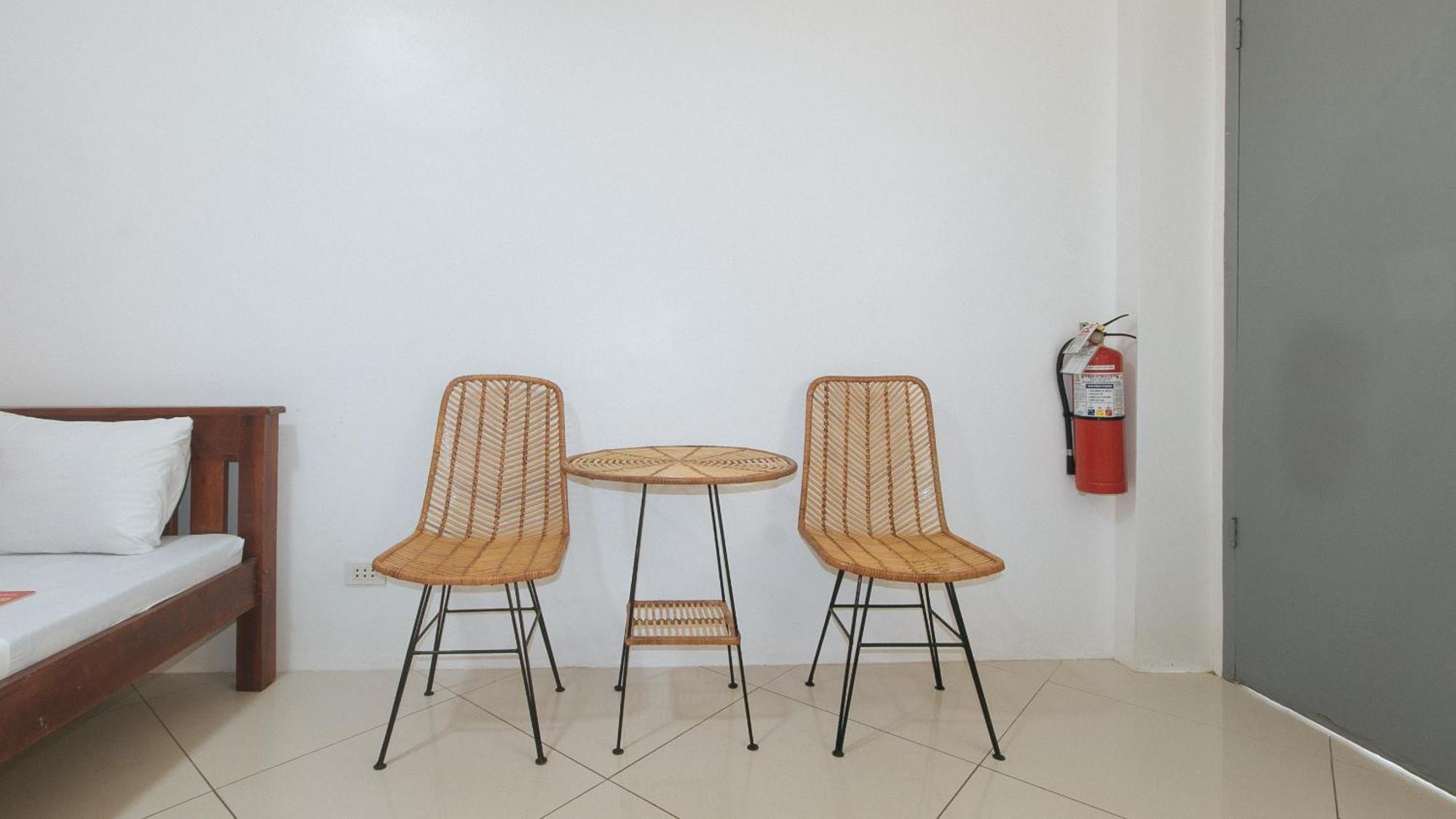 Reddoorz At Fat J Apartelle Mactan Cebu Exterior photo