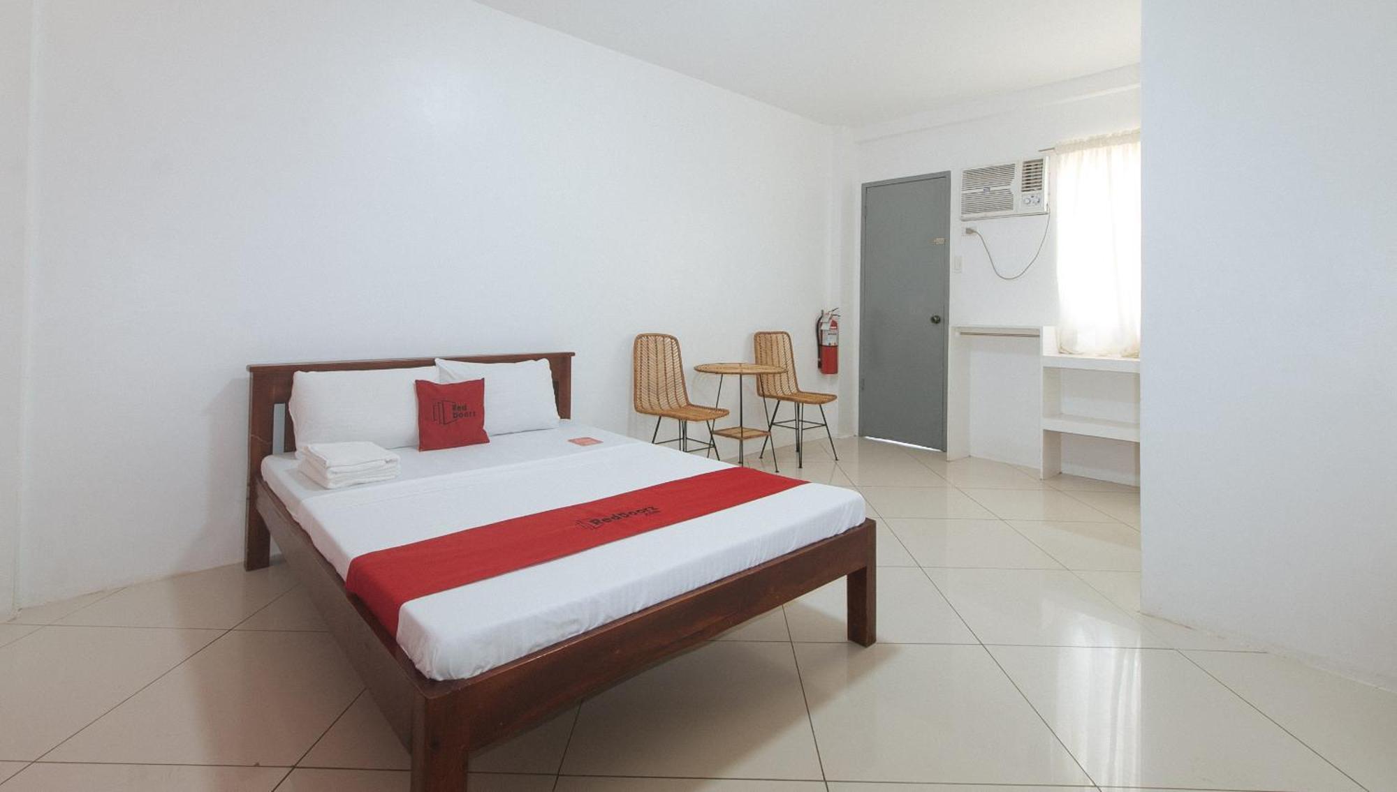 Reddoorz At Fat J Apartelle Mactan Cebu Exterior photo