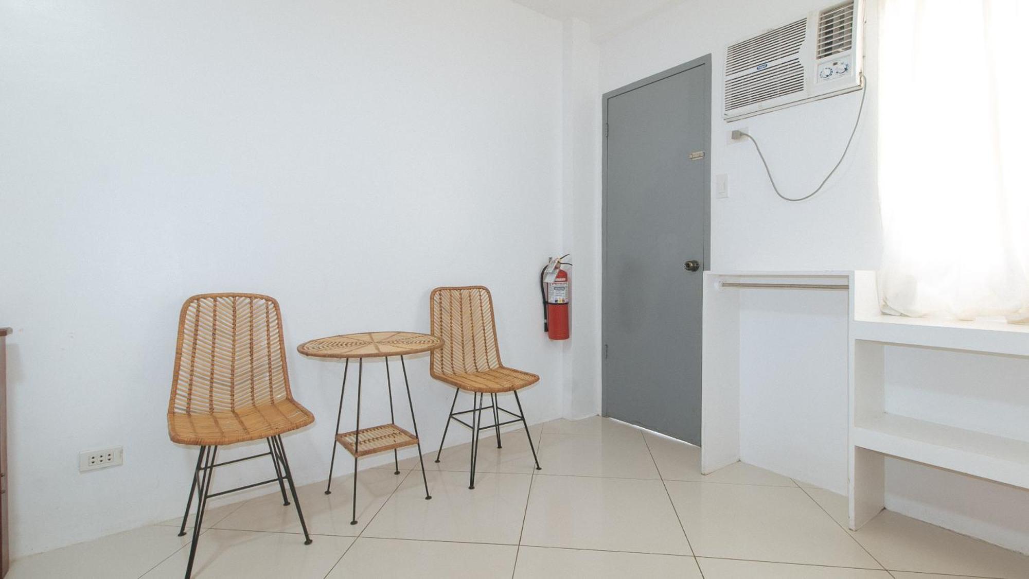 Reddoorz At Fat J Apartelle Mactan Cebu Exterior photo